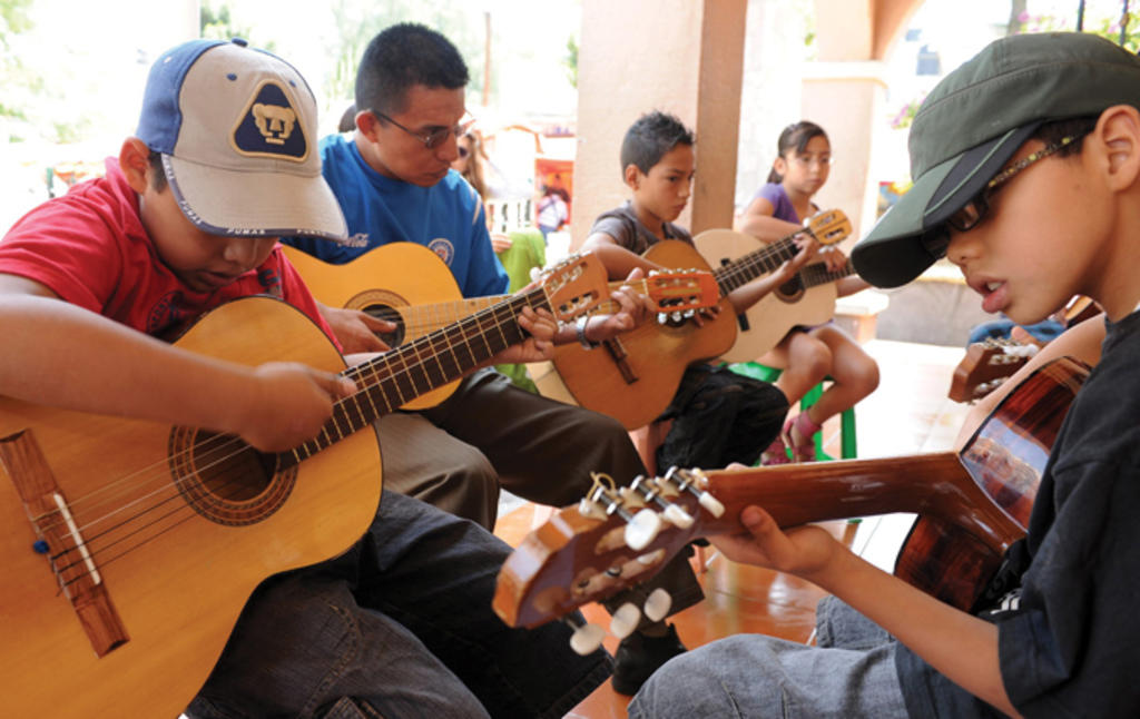 Clases de guitarra, jarana y flamenco han logrado que decenas de niños y jóvenes se alejen de las drogas y la deserción escolar en las zonas marginadas y con altos índices de violencia de la capital mexicana (2011).