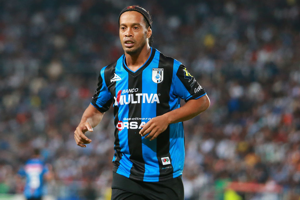 El delantero brasileño Ronaldinho Gaúcho ofreció una disculpa al equipo Querétaro por haberse ido del Estadio Hidalgo el jueves cuando el partido todavía no terminaba, luego de salir de cambio en el primer tiempo. (Jam Media)