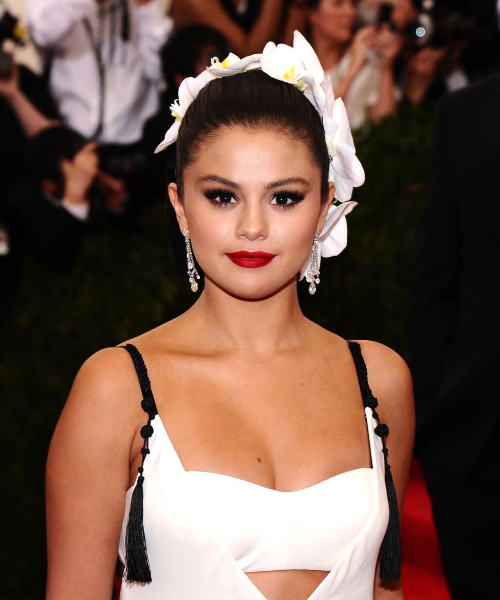 Amigas. Selena, quien lució radiante, no quería encontrarse con su ex en la gala.