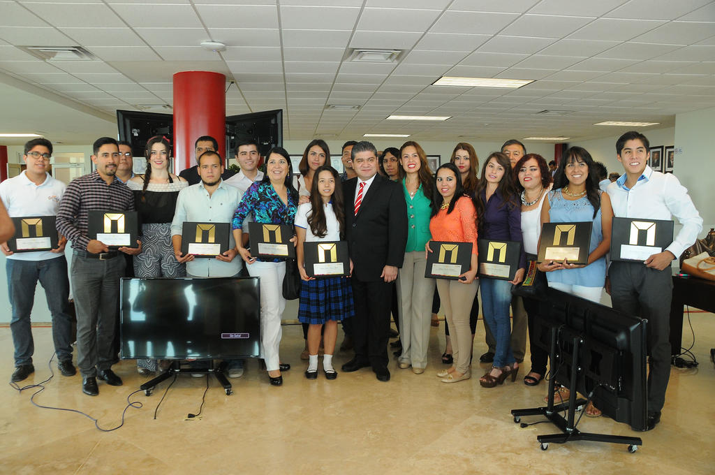El alcalde Miguel Riquelme entregó reconocimientos a jóvenes destacados. (El Siglo de Torreón)