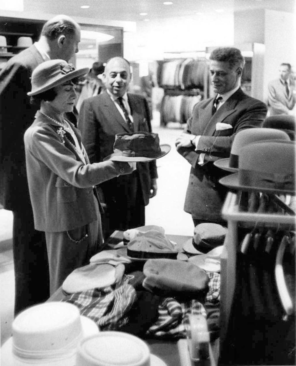 Coco Chanel, buscando sombreros en Neiman Marcus en Dallas, 1957. (Foto: AP).