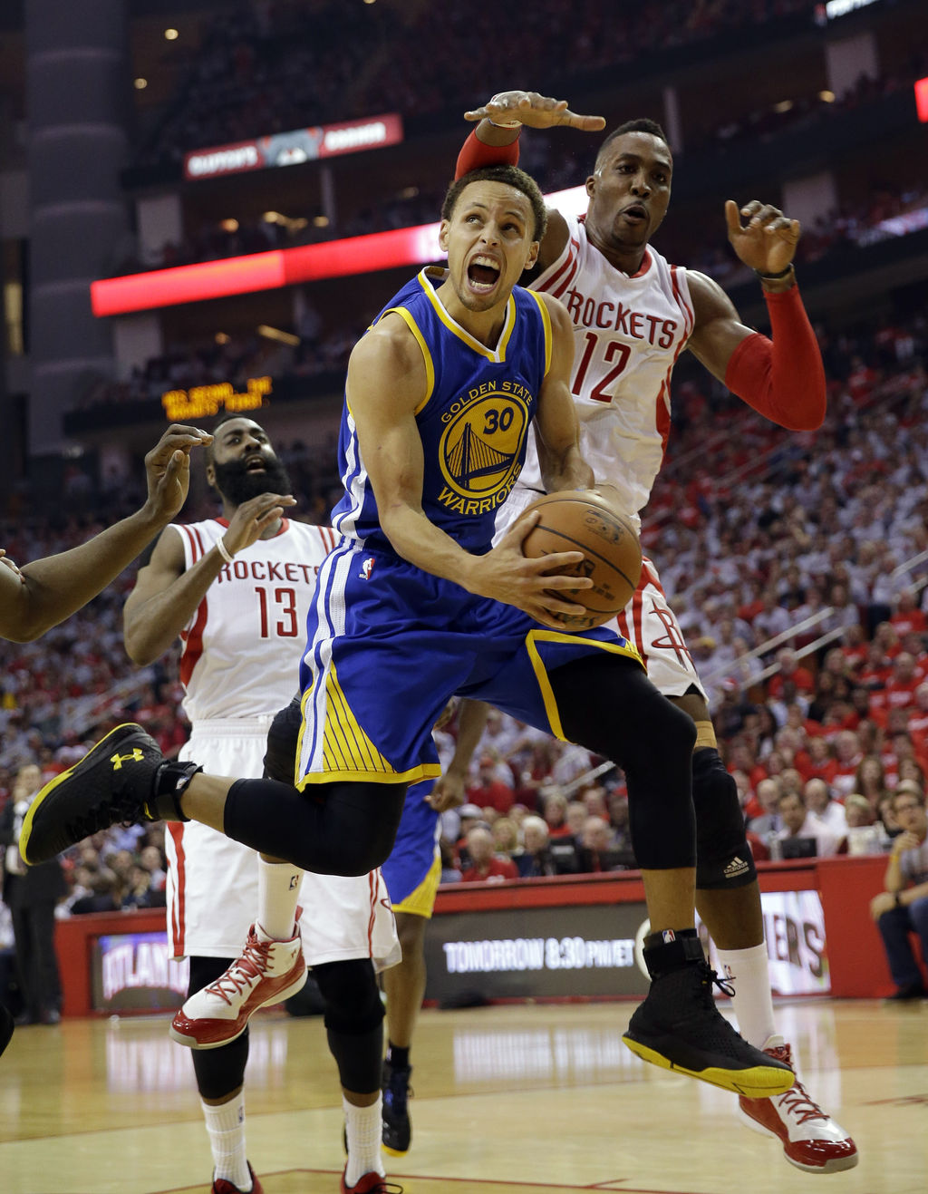 Stephen Curry sigue con una temporada de ensueño, ayer nuevamente fue el líder encestador del partido con 40 puntos.  (AP)