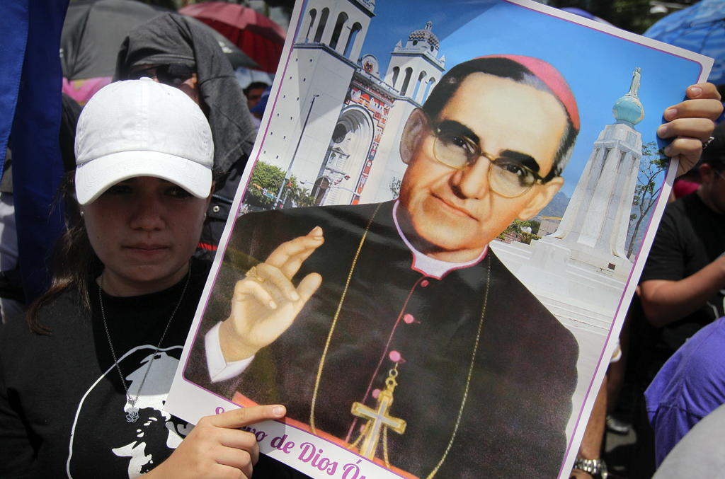 Cariño de los jóvenes.Una joven sostiene el poster de monseñor Romero, que fue asesinado mucho antes de que ella naciera.
