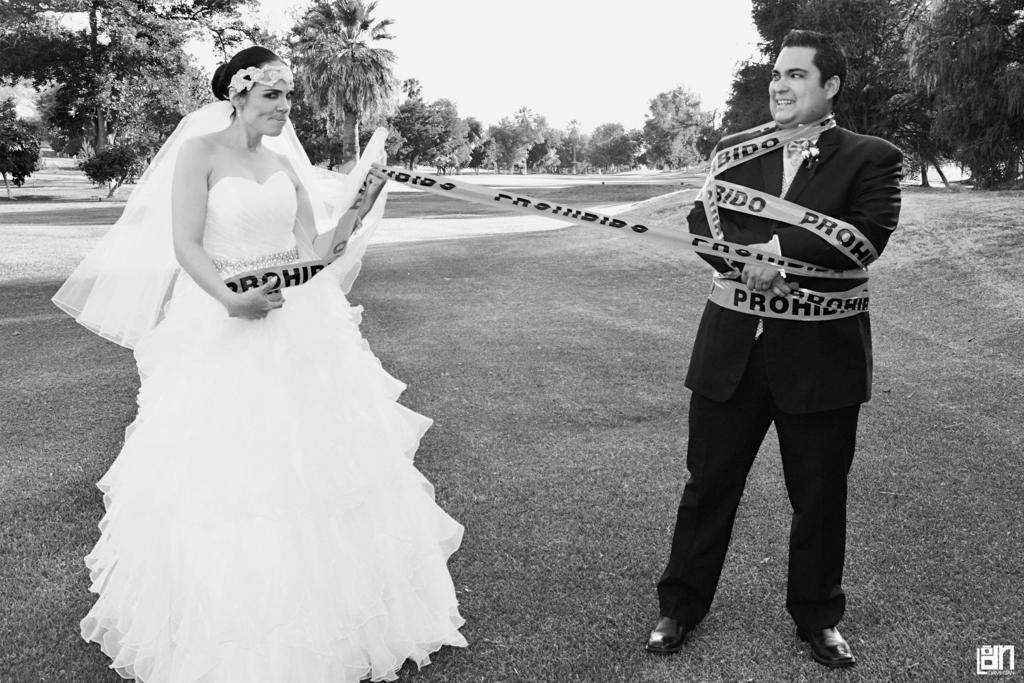Felices posaron para la cámara Dalia Deyanira y Juan Fernando Cruz el día de su boda. 
