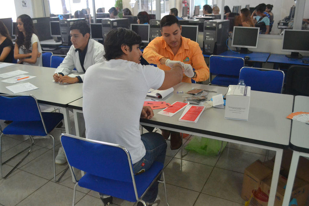 Durante estas actividades, se colocaron también algunas unidades móviles para brindar diferentes tipos de servicios a trabajadores administrativos, docentes y estudiantes. (El Siglo de Torreón)
