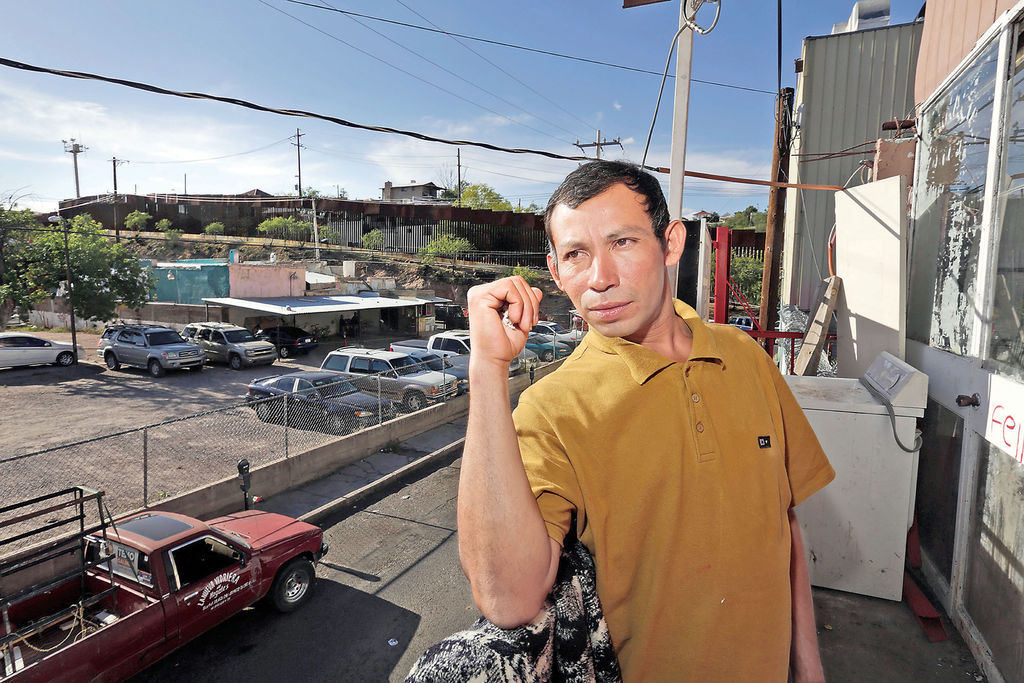 Vigilante. Toño, 'El Catracho' se mantiene con un sueldo diario de 60 pesos, los cuales gana como vigilante de autos en un estacionamiento en Nogales.