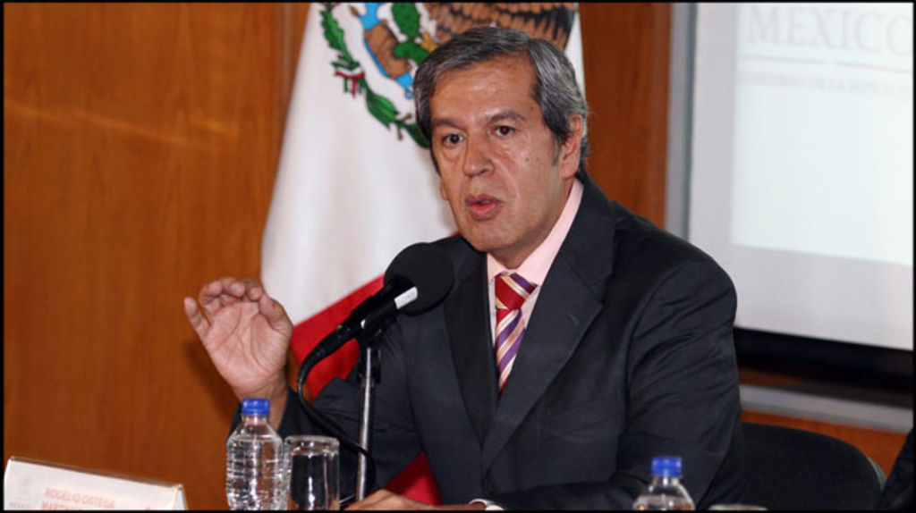 Problema. Rogelio Ortega sufrió la presión de los ciudadanos, que exigen la aparición de 16 personas.