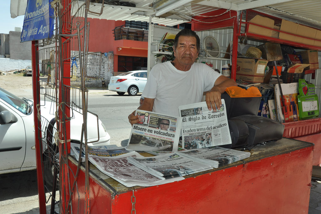 Oficio. Don Pepe ha dedicado más de 55 años de su vida a la venta de periódicos frente al 776 de la avenida Juárez. (GUADALUPE MIRANDA)
