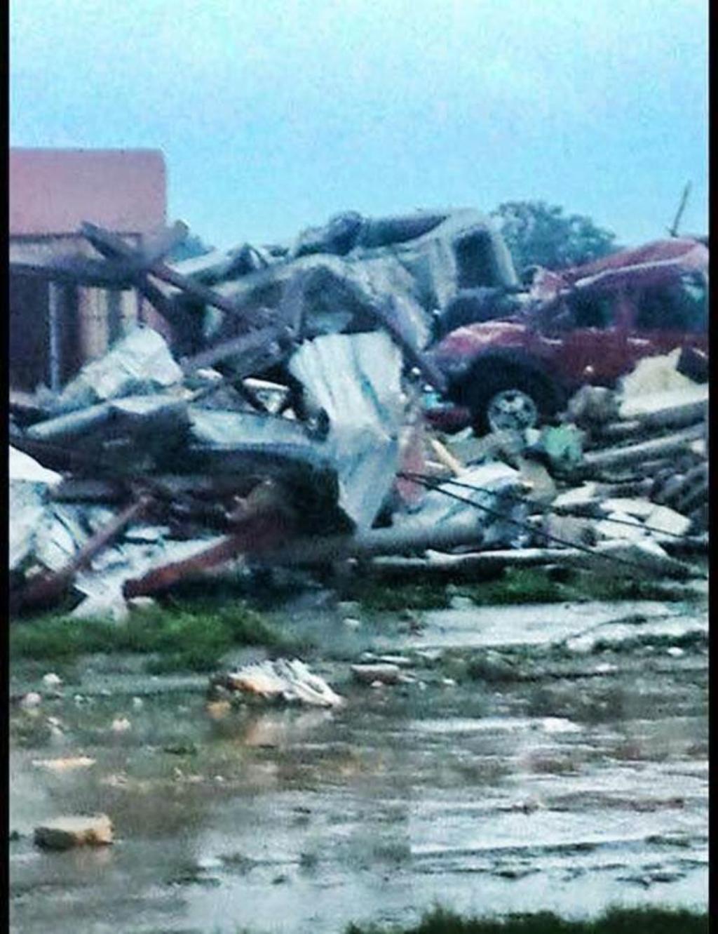 El funcionario señaló vía telefónica desde el lugar donde se registró el tornado, que en éste momento trabajan en prestar auxilio a la población afectada y en el rescate de las mismas. (Facebook)
