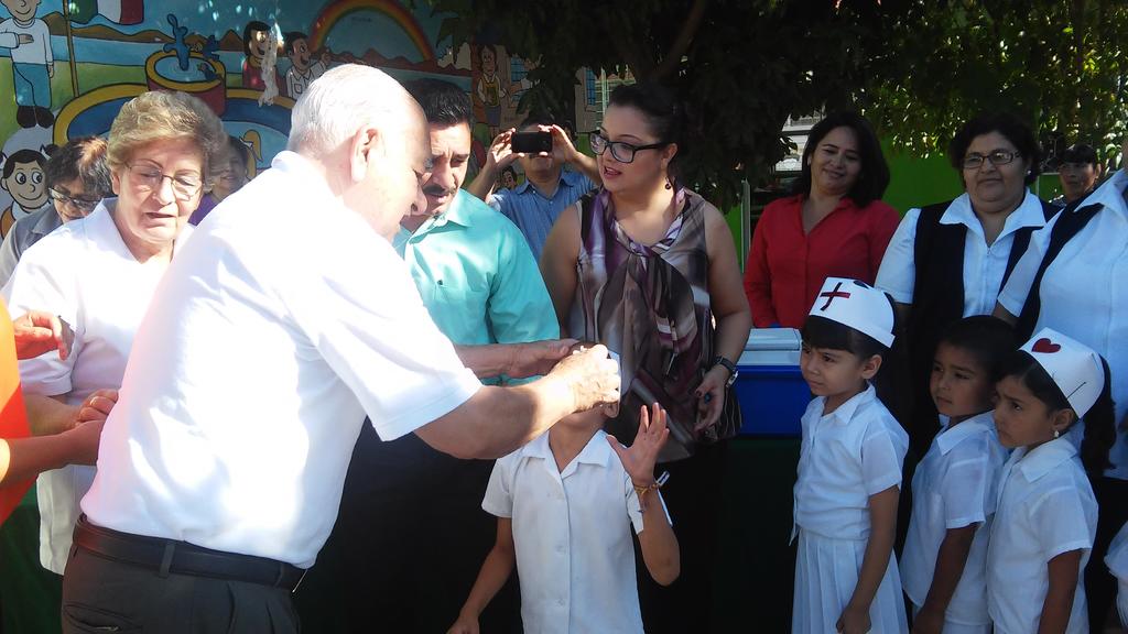El jefe de la dependencia estatal, Felipe Sánchez Rodríguez, señaló que es importante que estén protegidos con esta vacuna los menores, para prevenir la contracción del VPH y con ello evitar una causa de cáncer a futuro. (El Siglo de Torreón)
