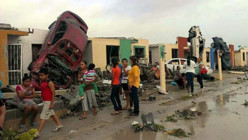 Un fuerte tornado azotó Ciudad Acuña dejando graves daños.  (EFE)