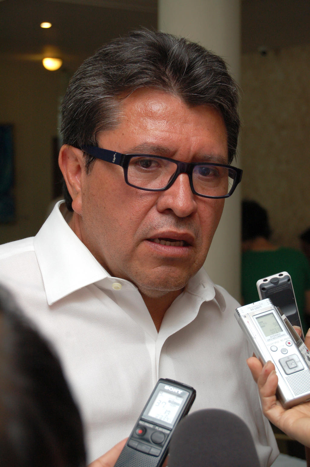 El PRD presentó la grabación de una conversación telefónica en la que Ricardo Monreal, de Morena, pide contratos simulados para publicidad.