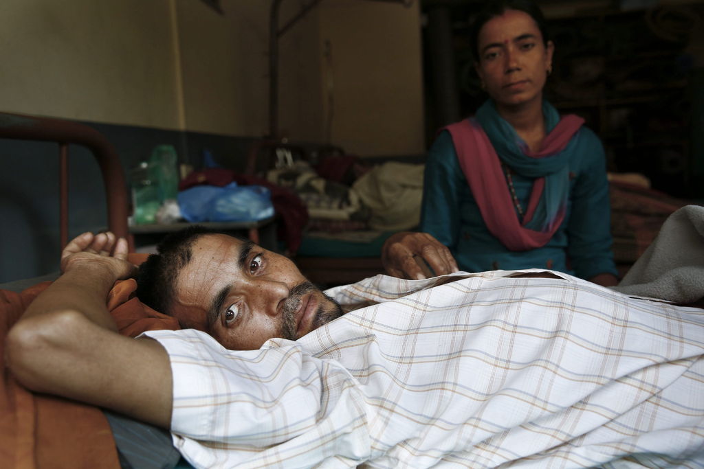 Abasto. A un mes de la tragedia en Nepal, miles de personas se encuentran en albergues a la espera de ayuda. 