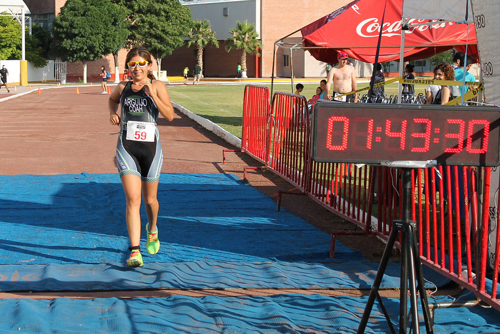 Fernanda Arguijo fue la primera atleta en llegar en la rama femenil, durante la prueba escenificada el domingo. (Fotografía Jesús Galindo L.)