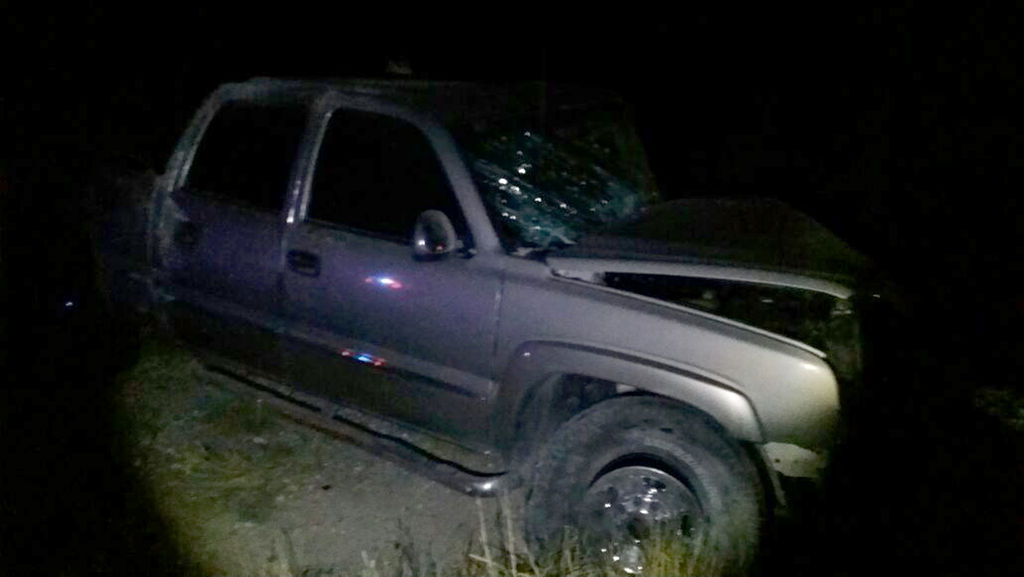 Tragedia. El conductor de la camioneta Silverado, perdió la vida antes que llegara el auxilio.