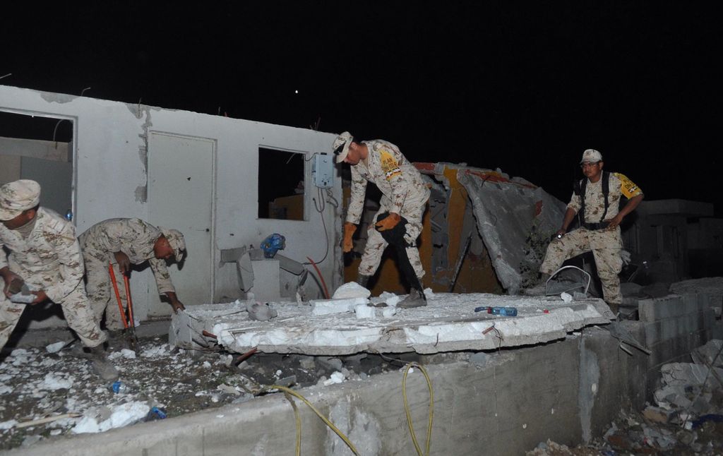 Labores. Soldados ayudan a remover escombros; el apoyo se dio al activarse el Plan DN-III para desastres naturales.