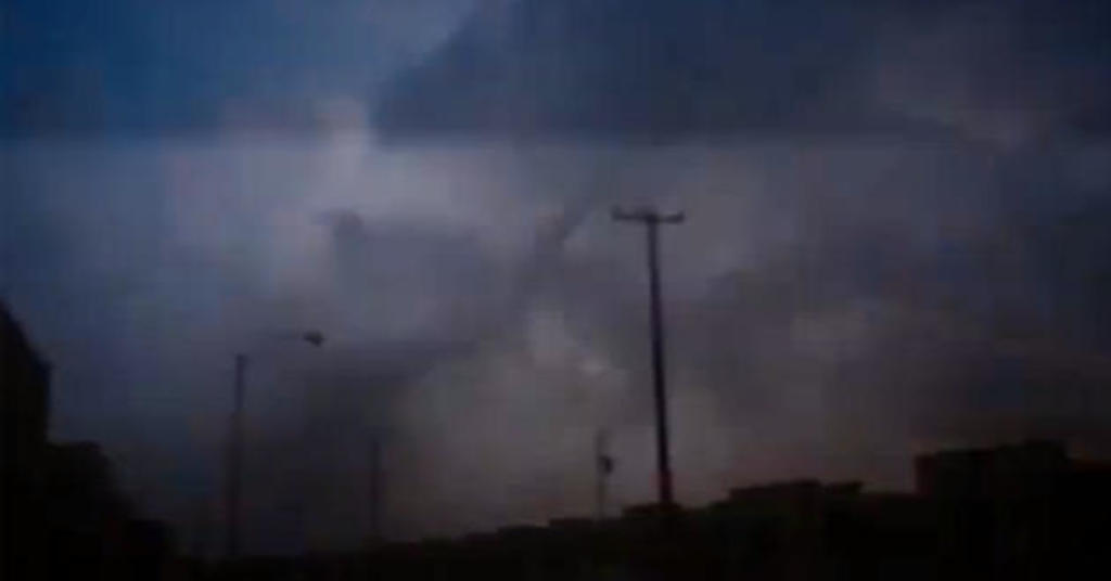 El usuario David López, compartió en su cuenta de Facebook un video en el que se escuchan las fuertes rachas de viento y los rayos de la tormenta. (Facebook)
