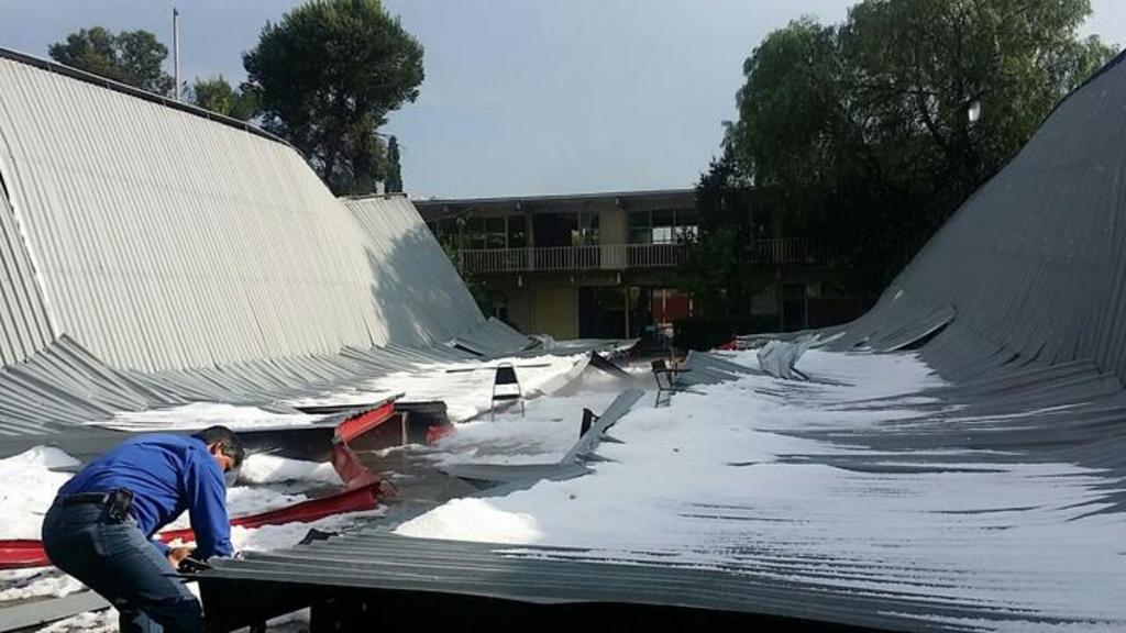 El techo de la escuela secundaria Numero 5 se vino abajo por la intensa granizada que cayó esta tarde. (El Siglo de Torreón)