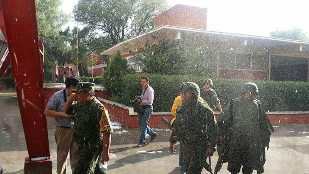 Elementos del Ejército Mexicano arribaron para hacer una revisión del techo colapsado, así como de las acciones a seguir. (El Siglo de Torreón)
