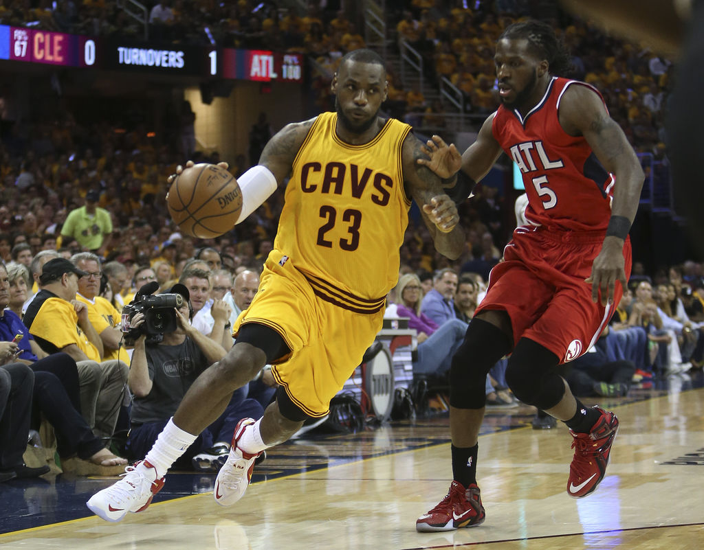 LeBron James guió a los Cavaliers de Cleveland a la final de la NBA tras 'barrer' a los Halcones de Atlanta. (AP)