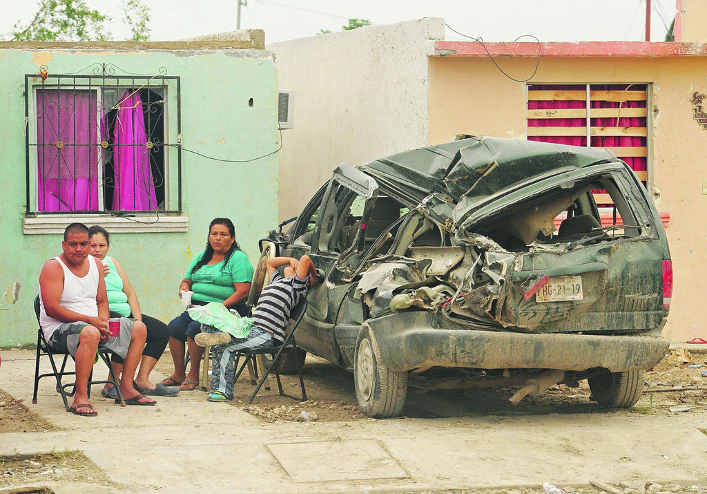 Larga espera. Miles de familias permanecen afuera de sus viviendas esperando el apoyo de las autoridades y de la comunidad.  (Ramón Sotomayor)