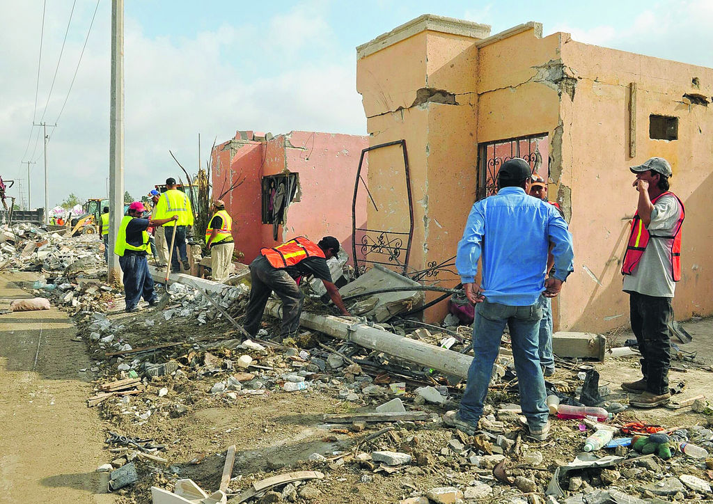Unión. Ciudadanos acuñenses y cuerpos de rescate continúan con las labores de limpieza de escombro en las zonas afectadas.  (Ramón Sotomayor)