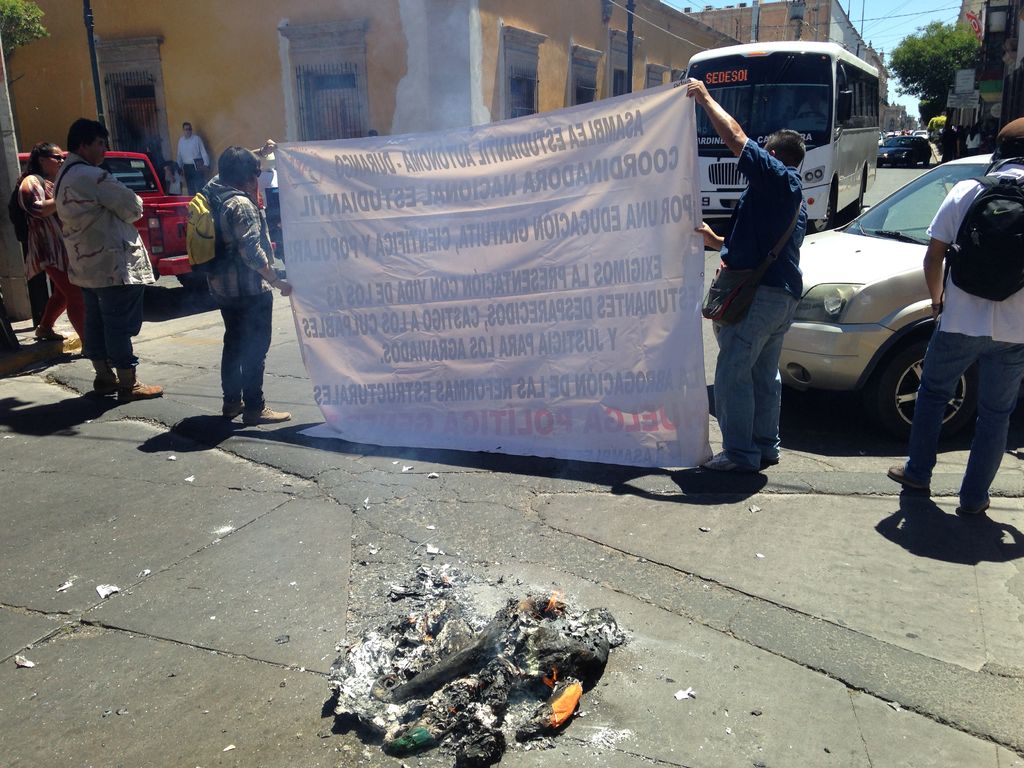 Protesta. Miembros de la CNTE quemaron la figura de un pulpo, cuyos tentáculos representaban a los partidos políticos.