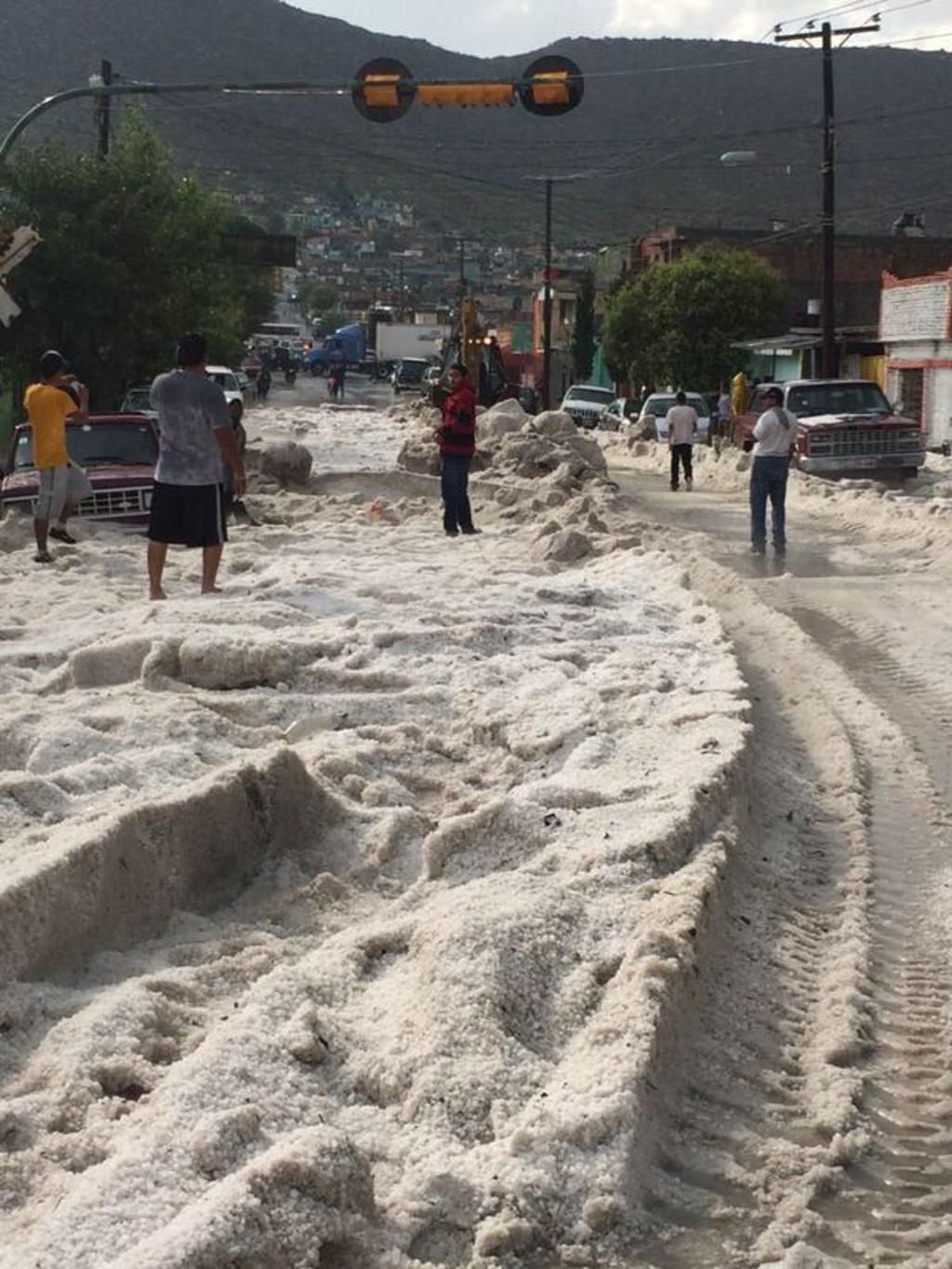 Hasta las 22:00 horas de ayer se habían retirado 11 toneladas de granizo en la calle Pedro Ampudia de  la colonia “La Minita”, el sector más afectado. (Twitter)


