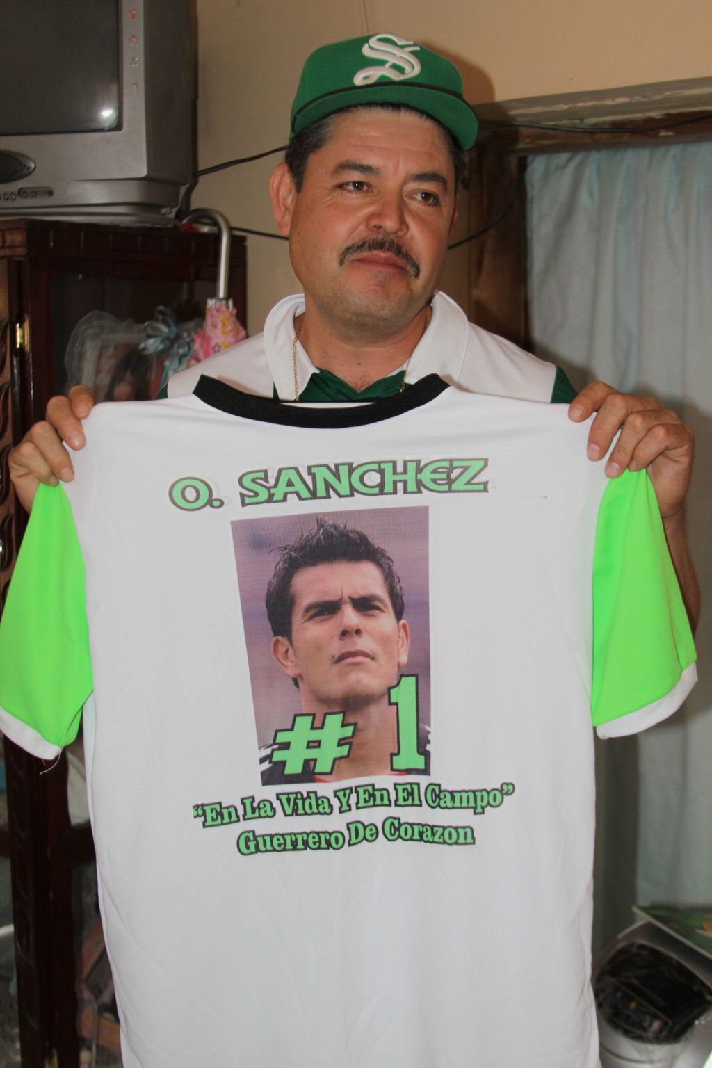 Agradecimiento. Dentro de su colección de camisetas, Jaime mandó hacer una para despedir a Oswaldo Sánchez. (MARY VÁZQUEZ)