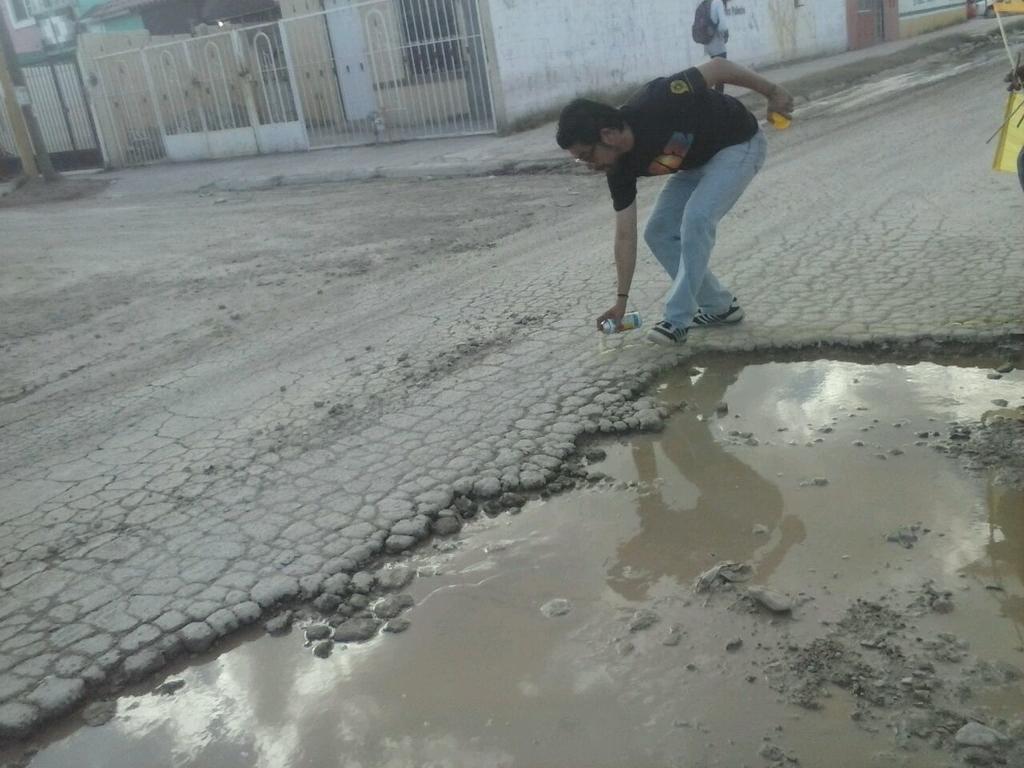 Jóvenes contabilizaron más de 600 baches en tan sólo cinco sectores de Gómez Palacio. (El Siglo de Torreón)