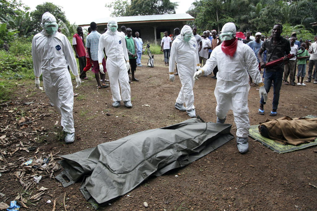 El número de víctimas de la epidemia de ébola que asola África Occidental desde marzo de 2014, la más mortal hasta la fecha, asciende a 11,135 entre Guinea, Liberia y Sierra Leona. (ARCHIVO)