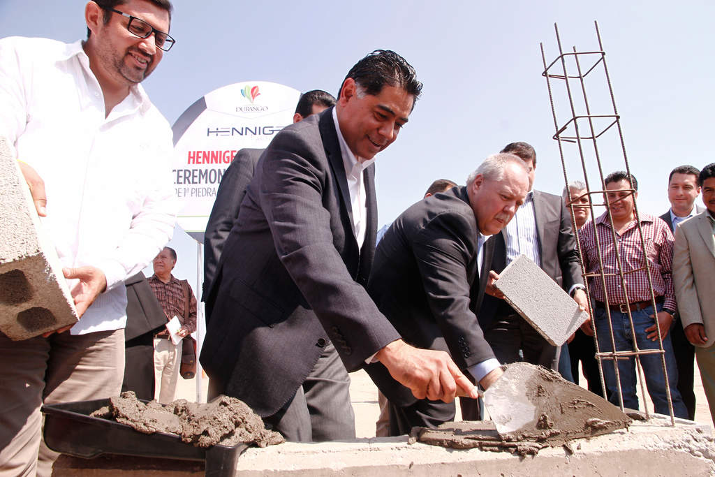 Directivos de la compañía encabezaron el acto oficial junto con el gobernador de Durango, Jorge Herrera y el alcalde, José Miguel Campillo. (Ramón Sotomayor)
