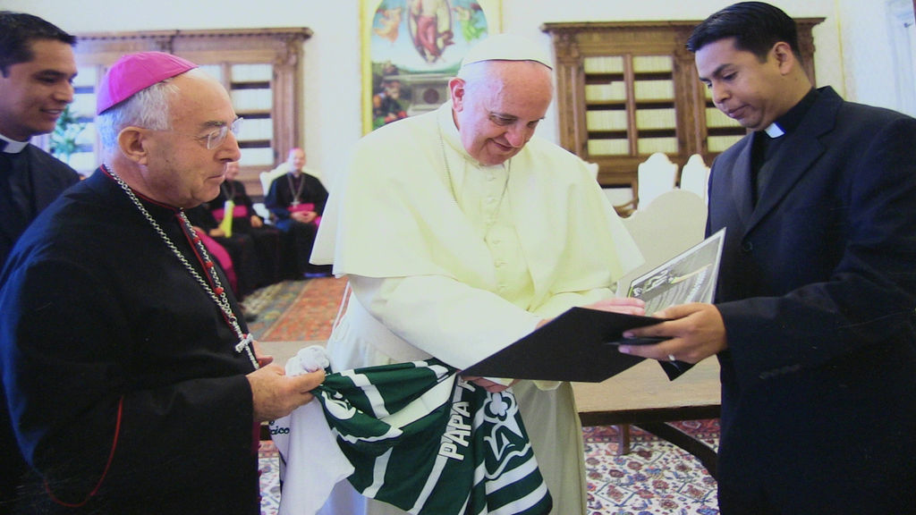 Visita. El obispo de Torreón José Guadalupe Galván entregó al Papa Francisco el libro con la historia del Santos Laguna. (GUADALUPE MIRANDA)