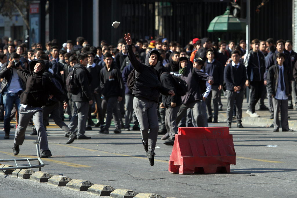 Más violencia. Los muchachos respondieron con violencia ante la represión de la policía en Chile.