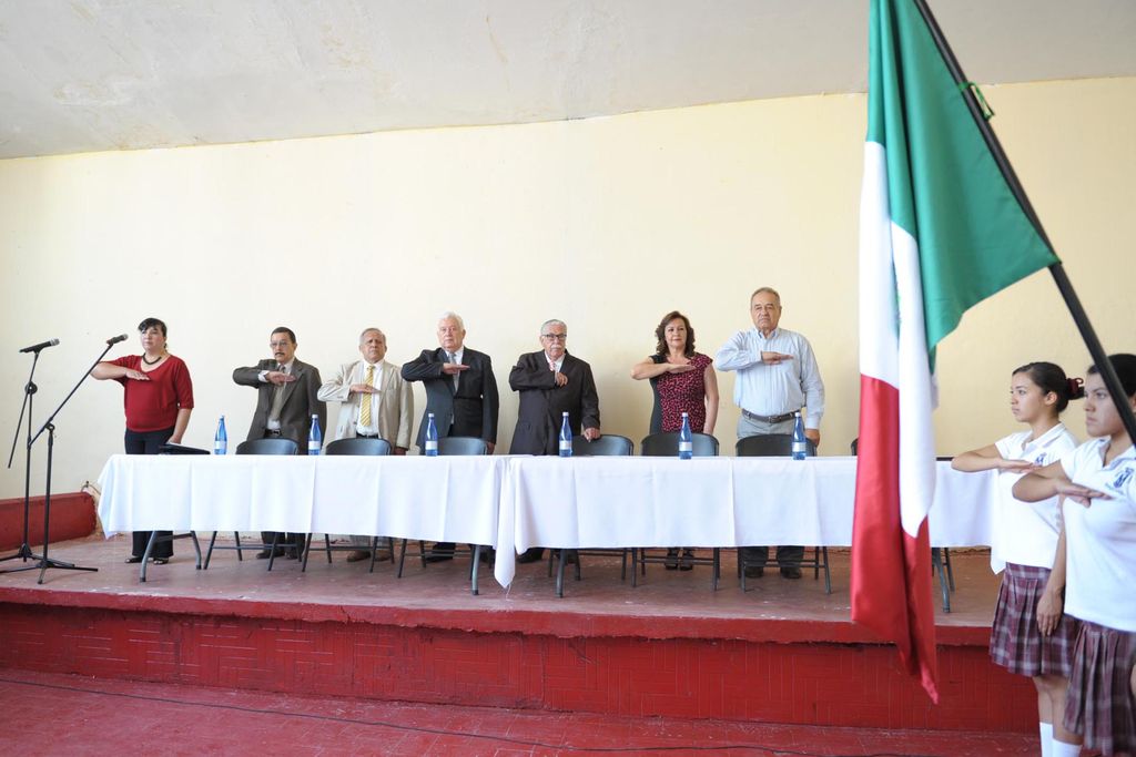 Trayectoria. La asociación de Exalumnos de la PVC Torreón entregaron un reconocimiento a Javier Ramos. (Erick Sotomayor)