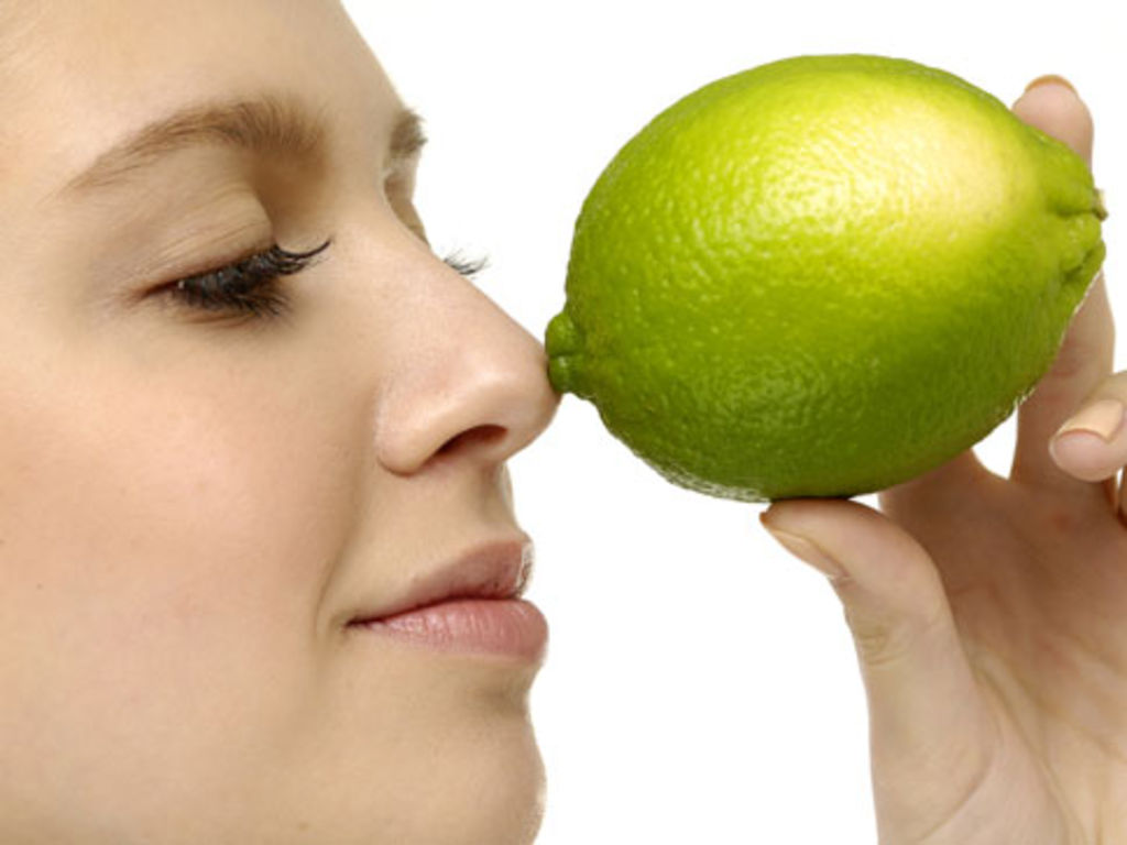Si eres de los que aman los limones, debes conocer también sus usos en la belleza y poder así aprovechar esta fruta cítrica.