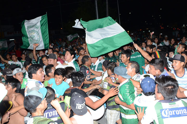 Reunión. El sitio de reunión para festejar el triunfo del equipo Santos Laguna fue la Plaza Mayor en Torreón.