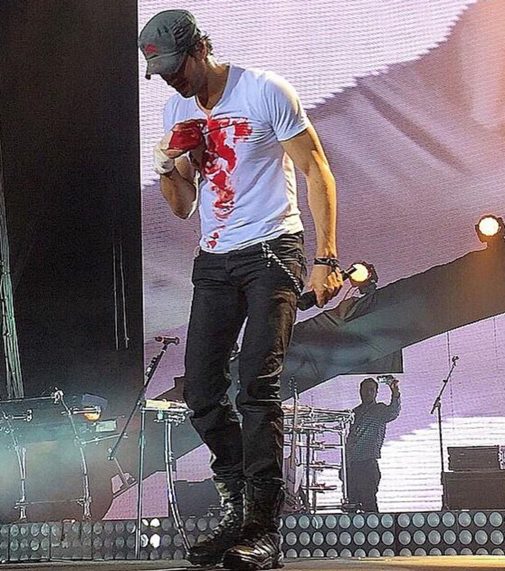 El cantante español siguió profresionalmente con el show, mientras la hemorragia no paraba y manchó su playera blanca de sangre. (Twitter)