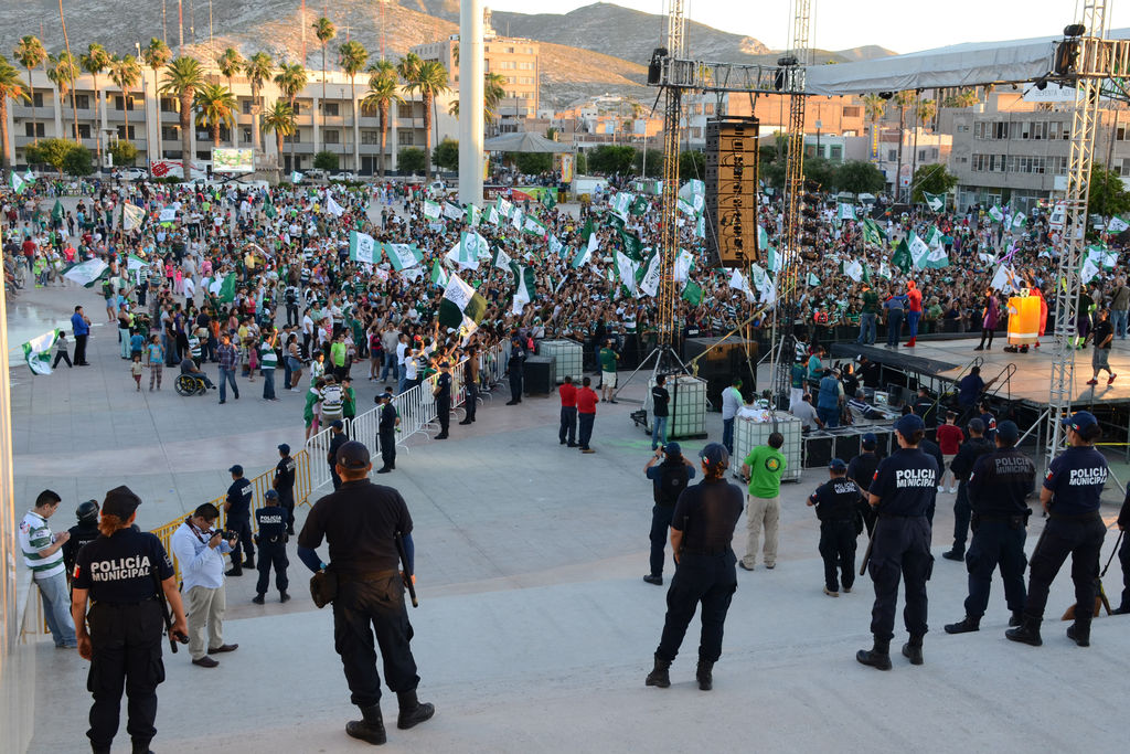 Miles de laguneros acudieron a ver el partido a la Plaza Mayor. (Fernando Compeán)