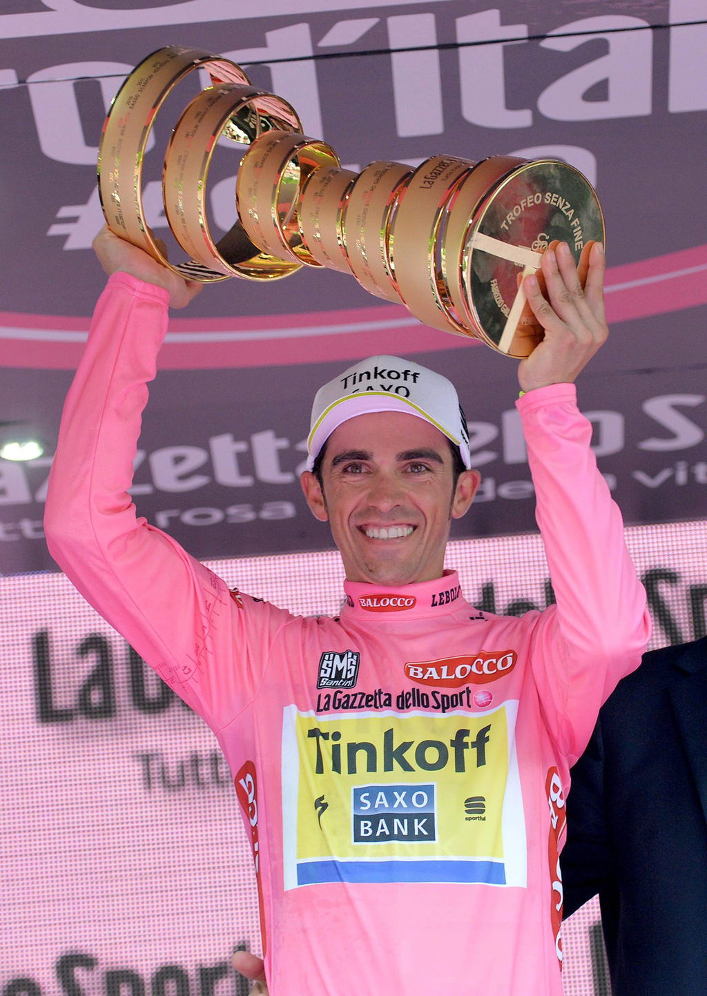 El ciclista español consiguió su tercer victoria en el Giro, aunque el triunfo de 2011 le fue retirado por problemas de dopaje. Alberto Contador consigue el Giro de Italia