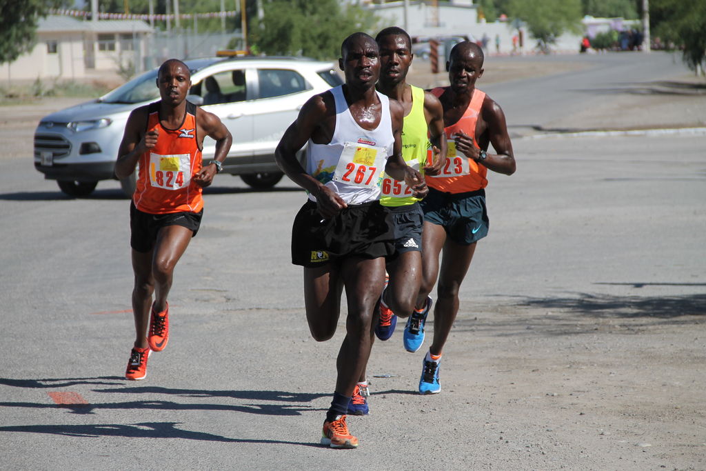 Los corredores kenianos impusieron su dominio en la rama varonil al ganar los cuatro primeros lugares generales de la 10K Reto del Desierto. (Especial)