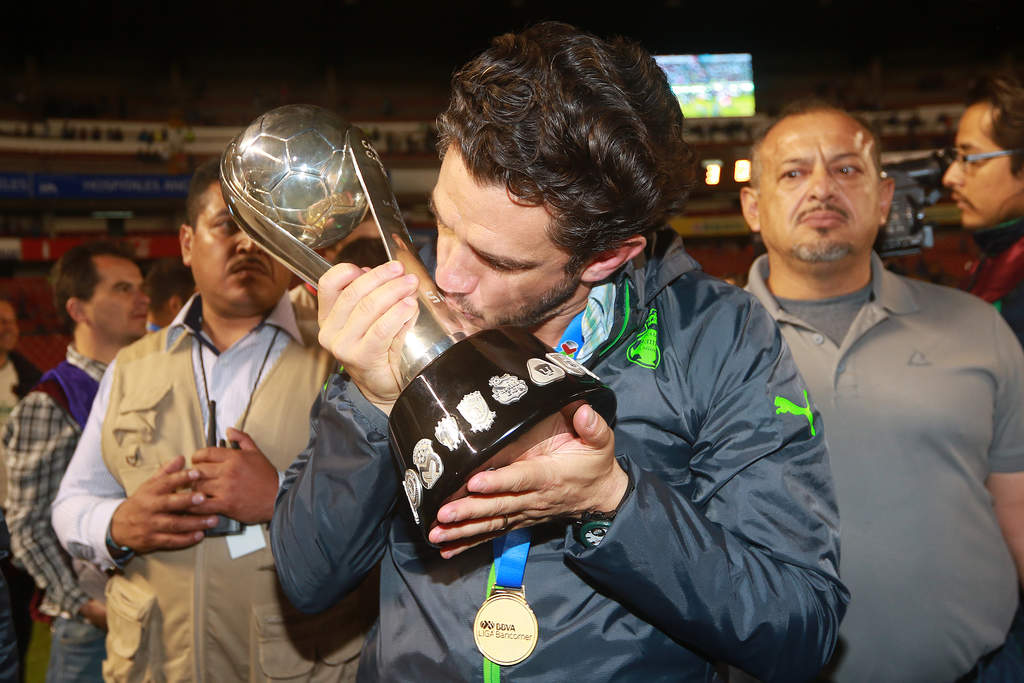 Alejandro Irarragorri, cuenta con tres títulos de Liga MX y uno de Copa, llegó al Santos cuando se encontraba en una situación crítica en la tabla porcentual. (Jam Media)