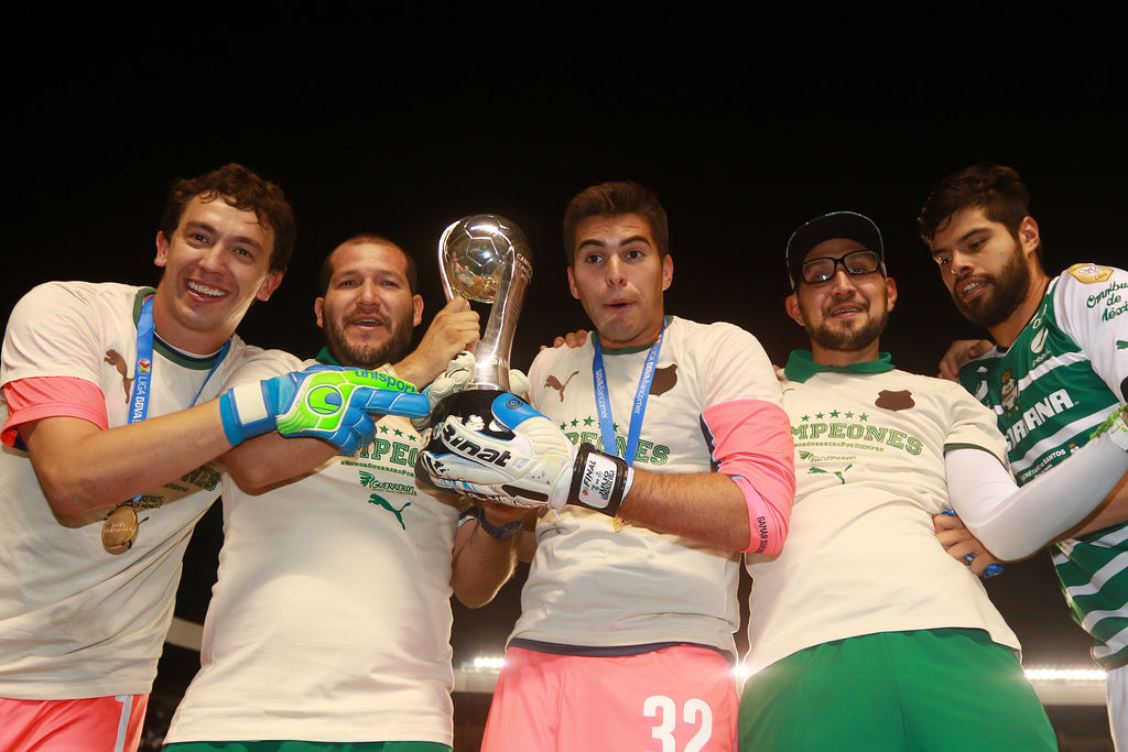 Julio González (al centro) sostiene el trofeo que acredita a los Guerreros como los campeones. (Jam Media)