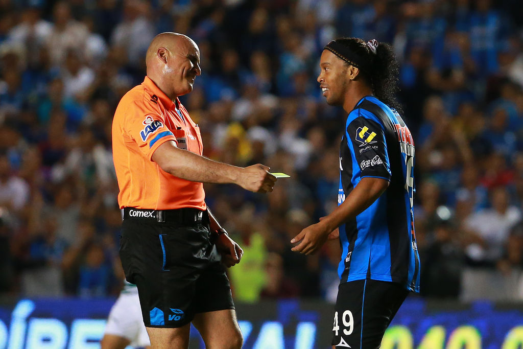 El árbitro Francisco Chacón dialoga con Ronaldinho, durante las acciones del partido de vuelta de la final. (Jam Media)