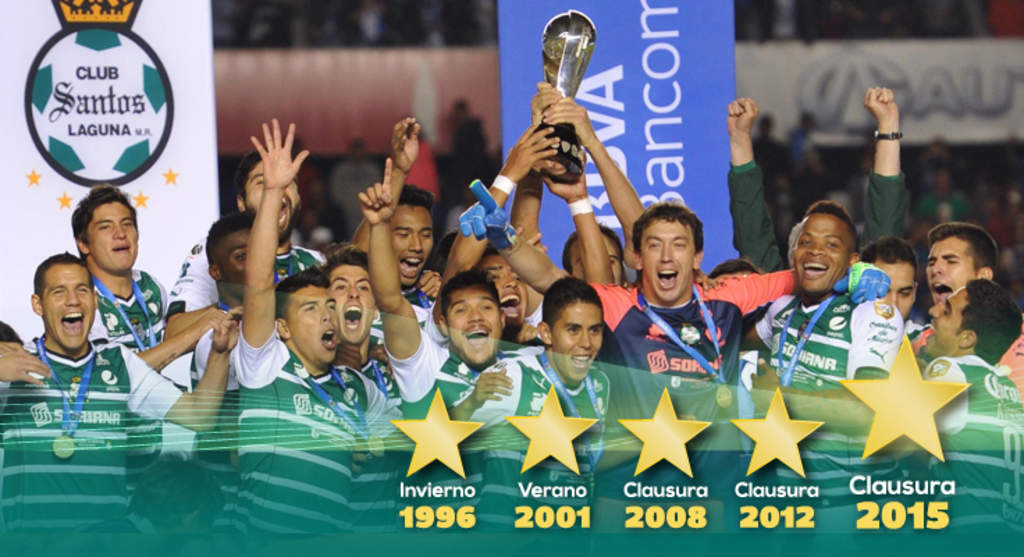 Guerreros campeones. Momento en que el equipo Santos Laguna levanta el trofeo del Torneo Clausura 2015 en el estadio Corregidora de Querétaro. (Ramón Sotomayor)