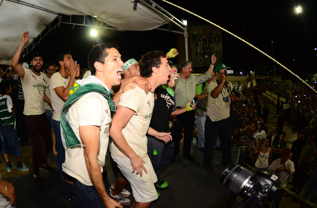 Los campeones del futbol mexicano arribaron a la Plaza Mayor de Torreón alrededor de las 9:40 de la noche de ayer. 