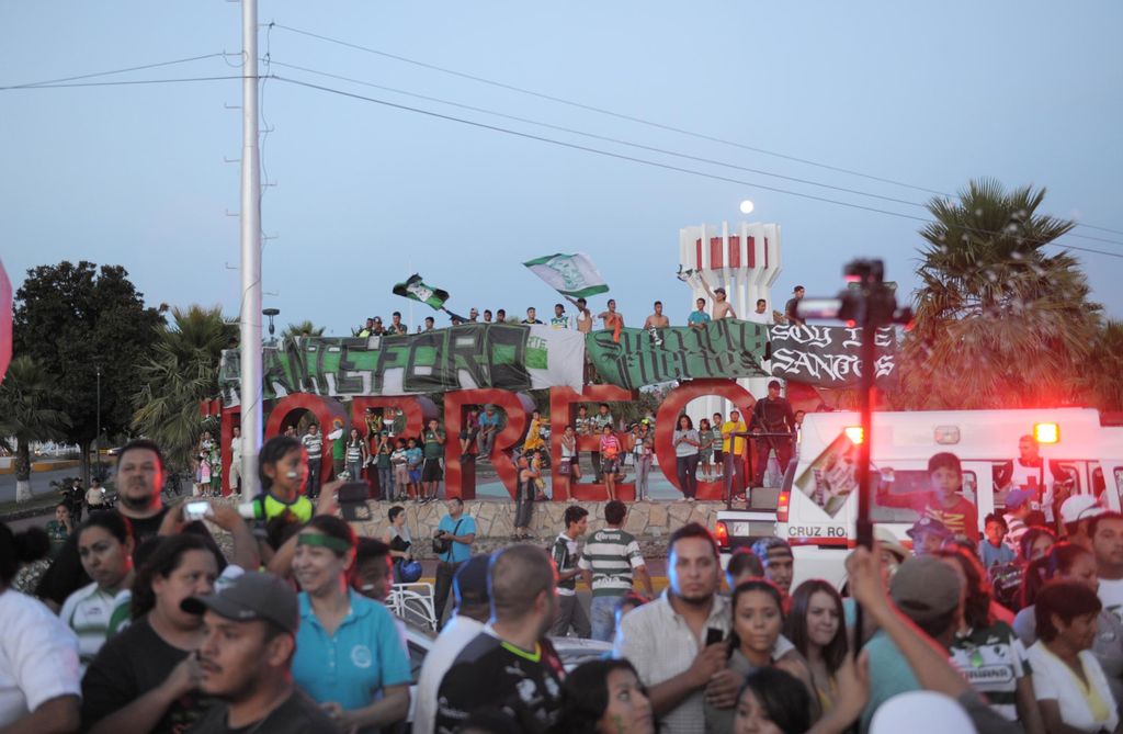 A la entrada de Torreón, un número importante de aficionados esperaba a los jugadores del Santos Laguna para aplaudirles.