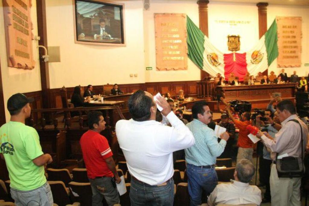 Los manifestantes protestaron contra el diputado panista Jesús de León. (El Siglo de Torreón)
