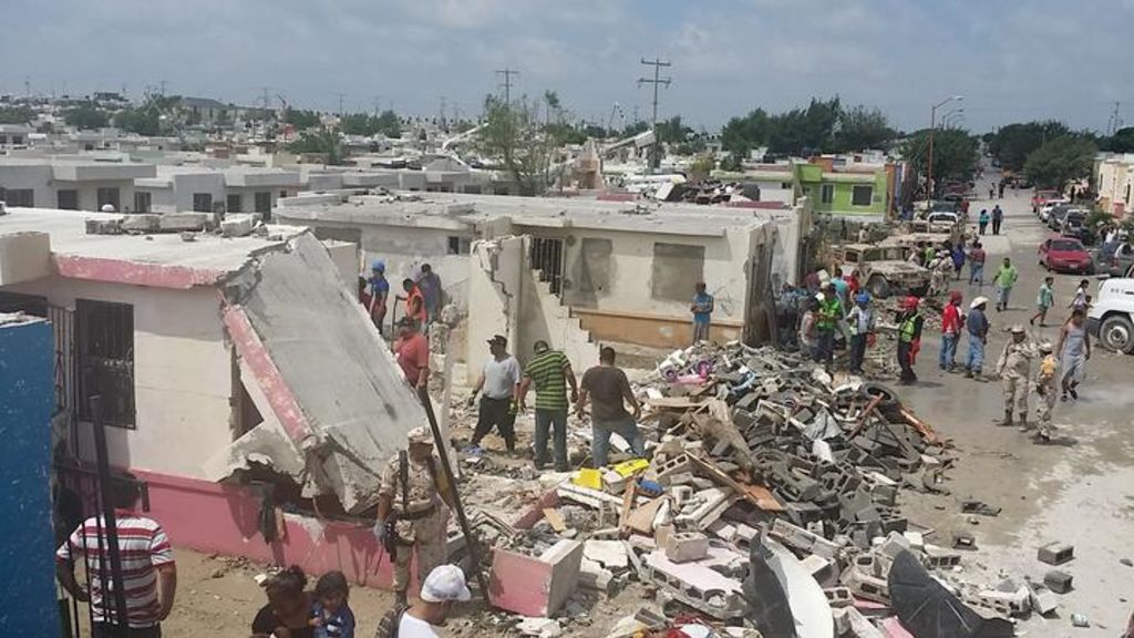 Estos trabajadores efectuaron labores de limpieza a raíz del tornado suscitado en Acuña.