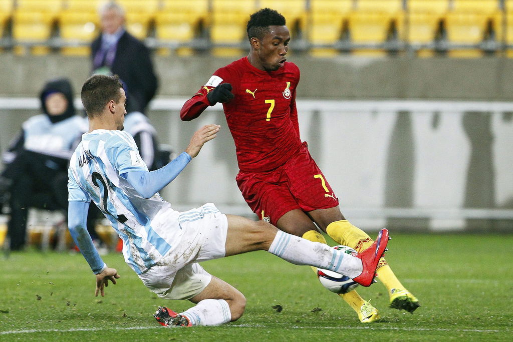 El argentino Emanuel Mammana (i) se enfrenta al ghanés Samuel Tetteh durante un partido del Grupo B de la Copa del Mundo Sub-20. Ghana vence a Argentina en el Mundial Sub-20